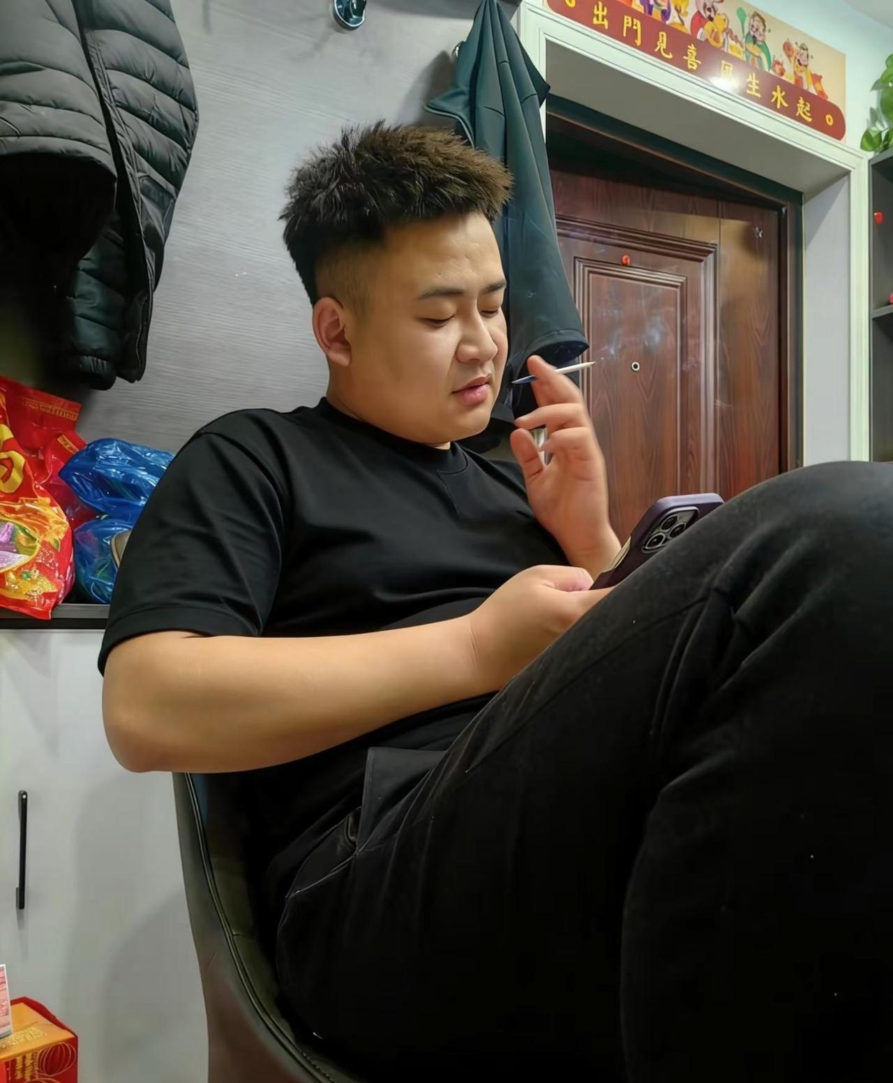 可惜我不是两杯就倒的人，我也不是和谁都愿意喝很多酒的人，所以别人永远看不到我眼里