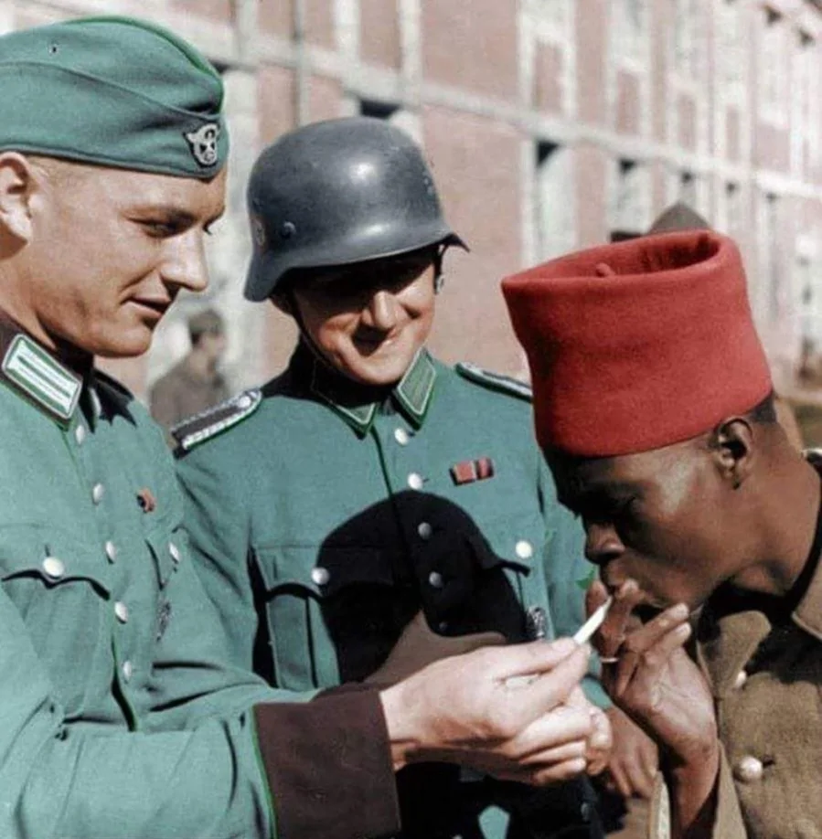 1940年5月至6月，两名警察部队的德国士兵（Schutzpolize...