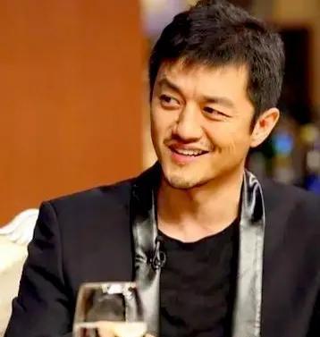 张雪拿到那辆劳斯莱斯，转头就卖了，钱全捐了。
送车的人是陈光标。
他说张雪的