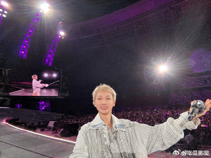 汪苏泷晒太原演唱会大合影汪苏泷太原版我们太原限定合照上线，短短文案藏着歌手与歌迷