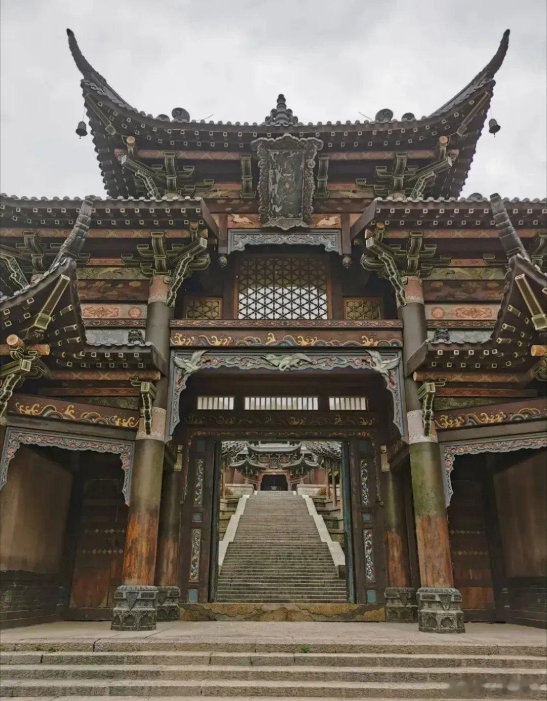 横店最“忙”的楼梯真拆了！《长月烬明》、《莲花楼》、《云之羽》《狐妖小红娘》等 