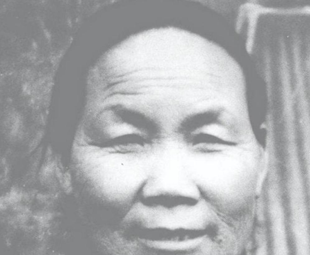 1940年的山东乡下，麦子还没熟，地里的野菜都被挖得差不多了。

八路军战士们啃