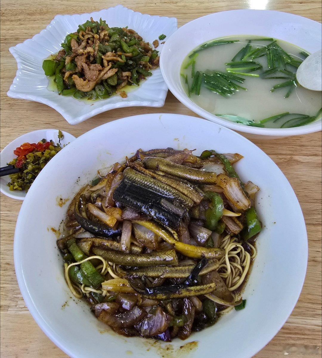 就近随便吃点朴素面条 ​​​