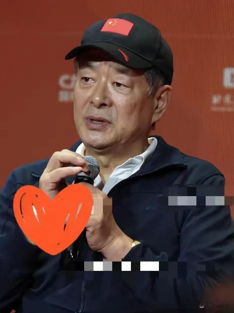 看完真被敲了一下：72岁的濮存昕，夜里用一根布带，把自己和90多岁患阿尔茨海默症
