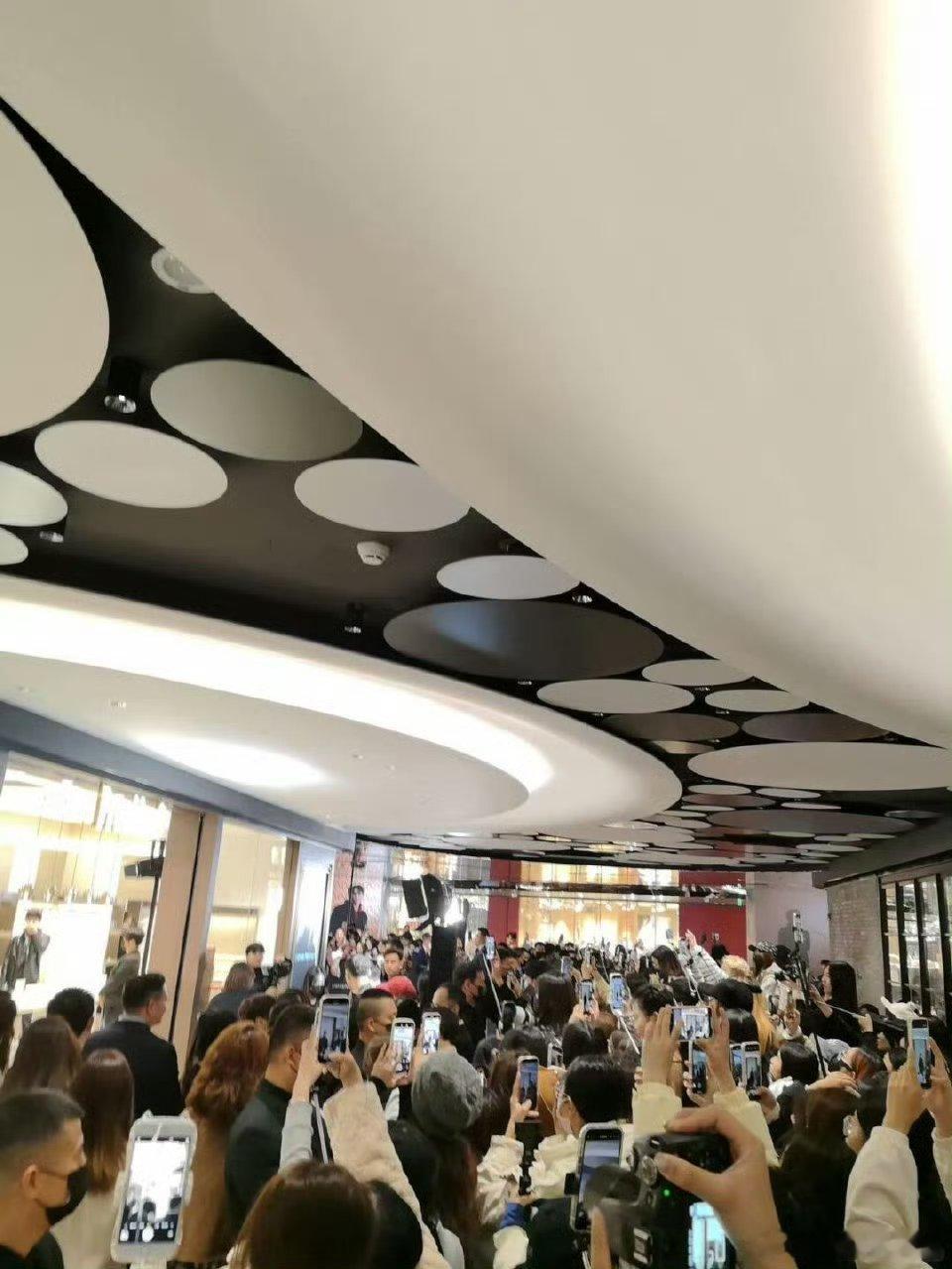 曾舜晞线下疑似春运 现场火爆到离谱！曾舜晞线下被粉丝围得密不透风，春运既视感拉满