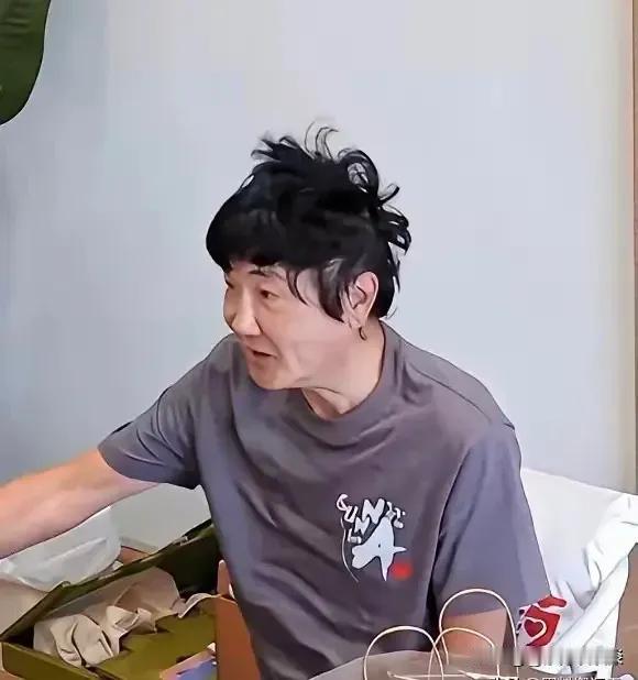 都说图片上这个人是孙楠，可是我有点怀疑，孙楠才57岁，变化怎么如此之大？
他是一