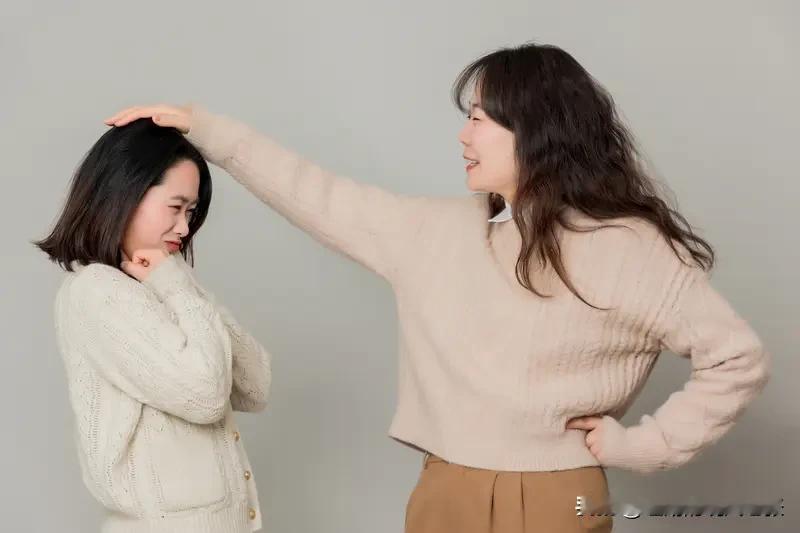 “你到底什么时候才能改改你的臭脾气！”她冲着对方吼道，内心的怒火已经压抑许久。