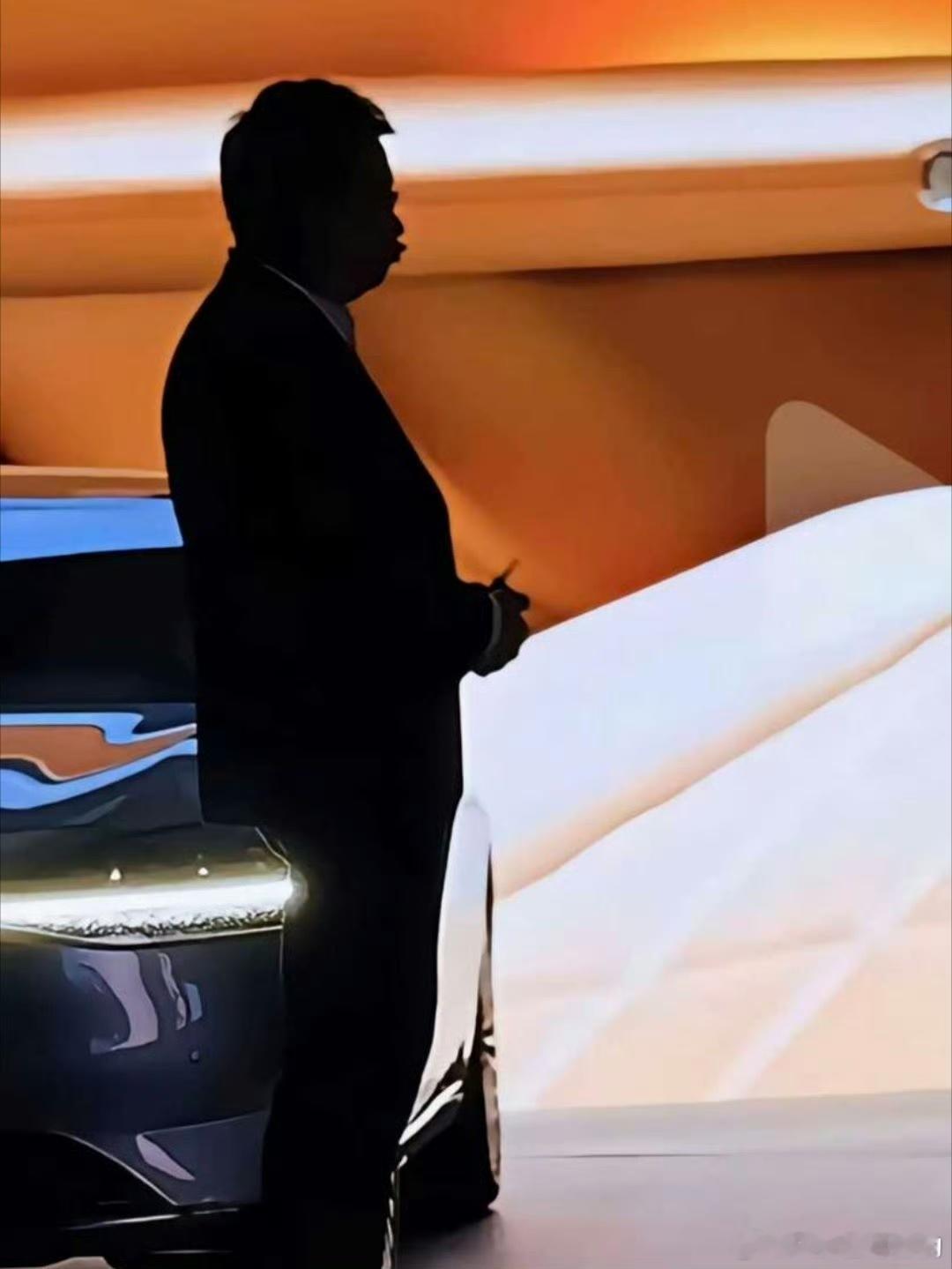 我总看到这个照片，但是不知道想说明什么是说余承东总嘟嘟嘴可爱？还是说他在台上喷人