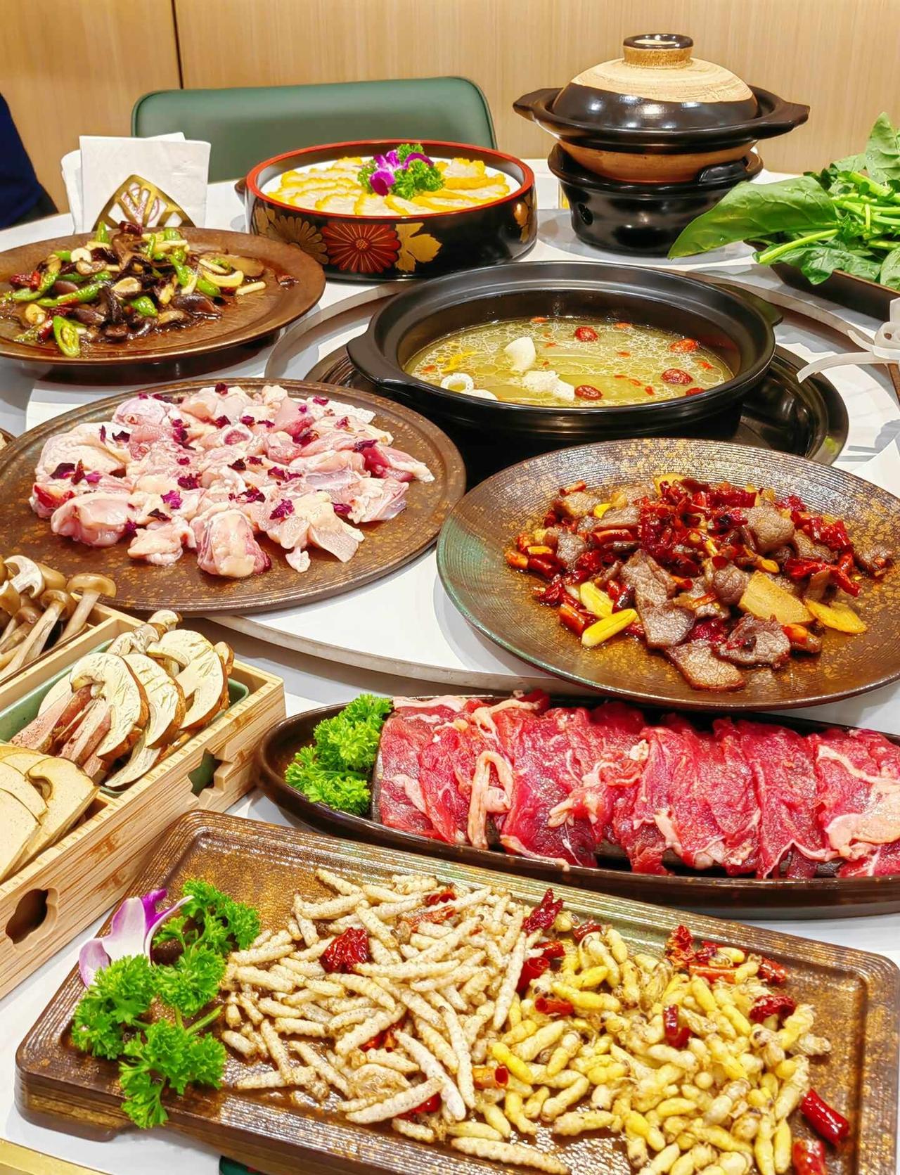 鹅掌坦新店｜一口沦陷！正宗云南野生菌火锅
我是美食活地图 广东鸡煲 莫氏鸡煲 广