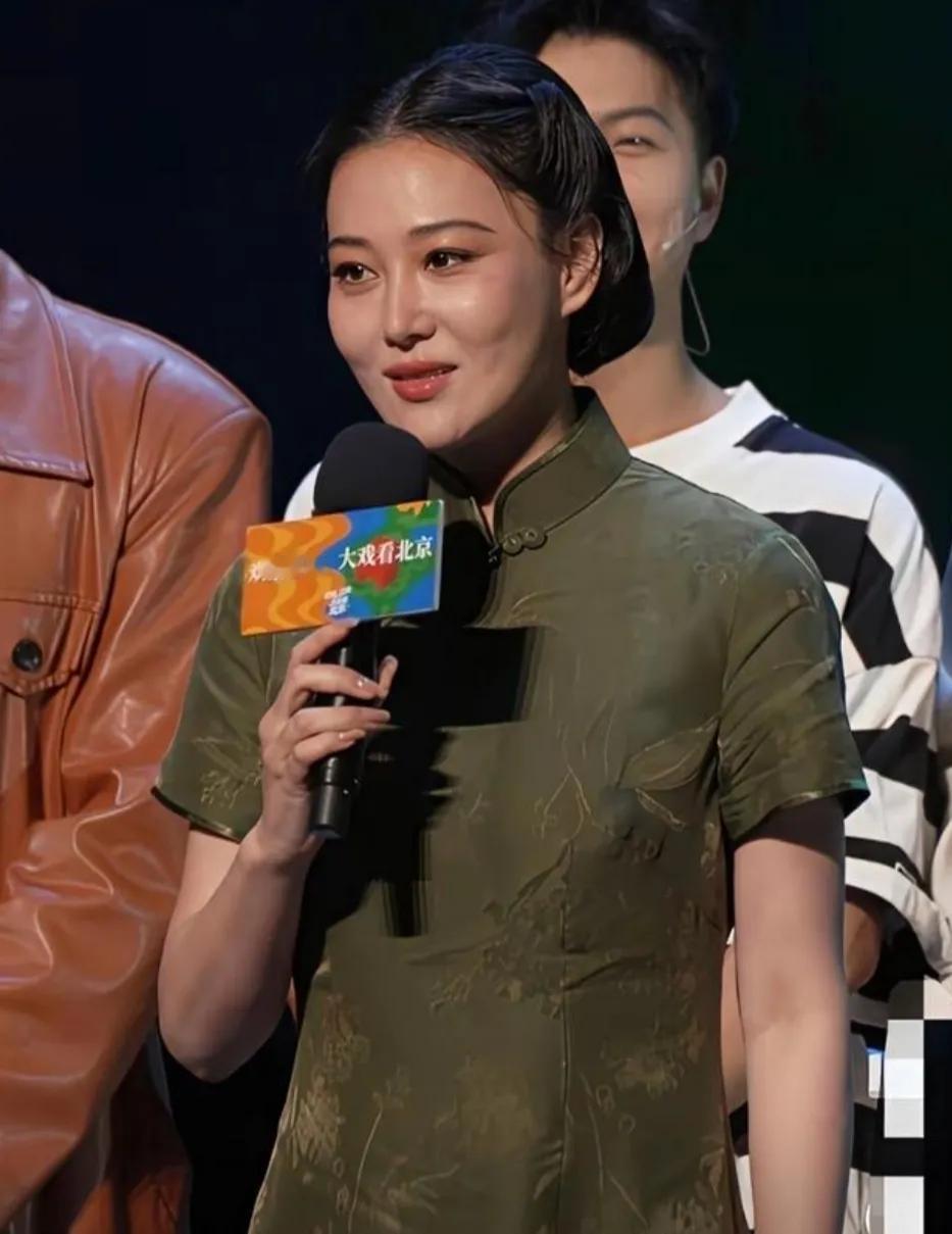 大美女张馨予胖了啊

这个怼脸拍也太真实了吧

五官还是那么的精致

只是这身装