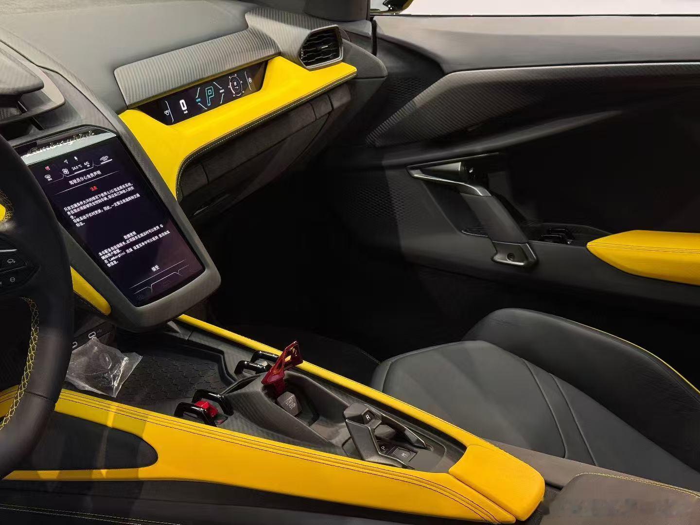 兰博基尼Revuelto，25年1月上牌，900公里，据说很早就停止接新车单，车