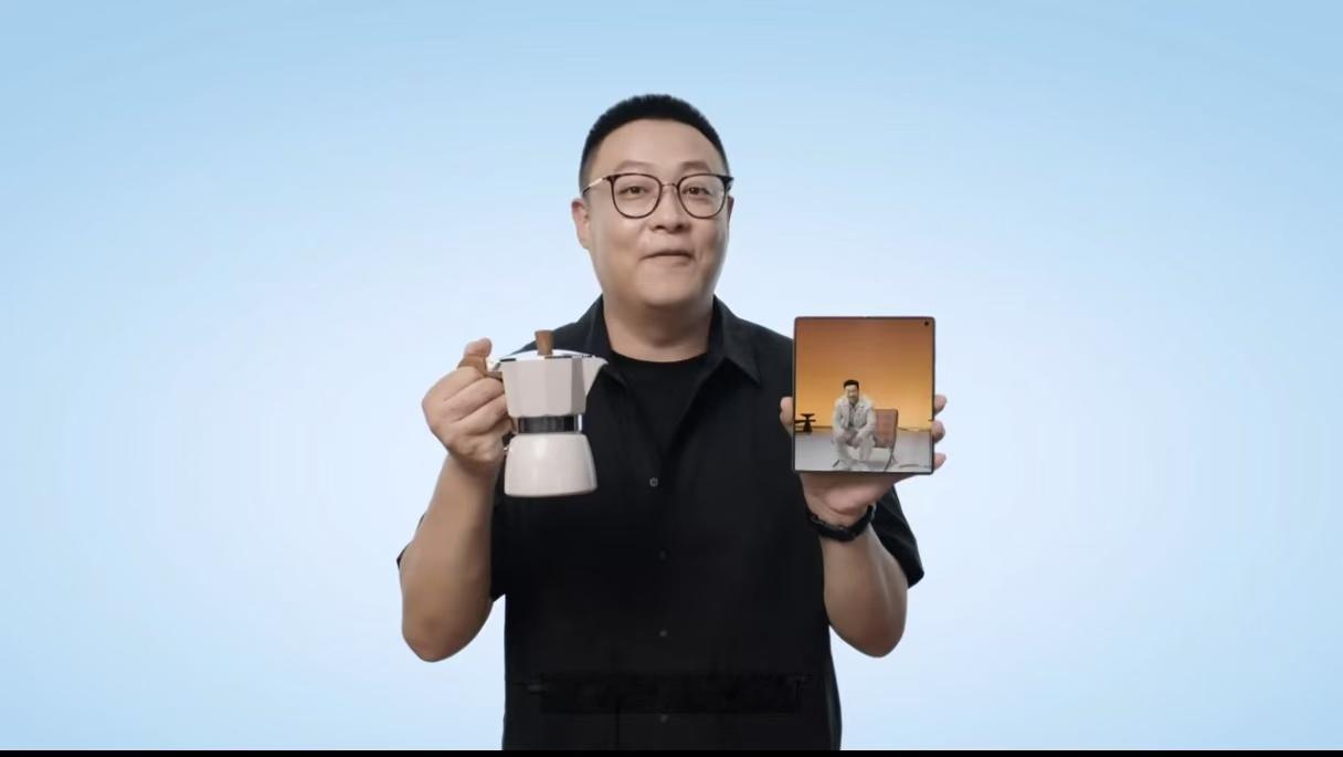 vivo X Fold5的轻薄程度在第一集的“ 称称看”已经感受到了，不过以蓝厂
