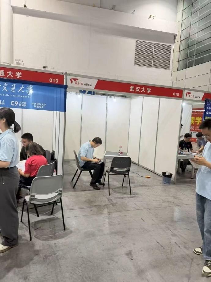 要不说，武大这种，新闻学扛把子的高校，你真的分不清T们哪一句是真哪一句是假，比如