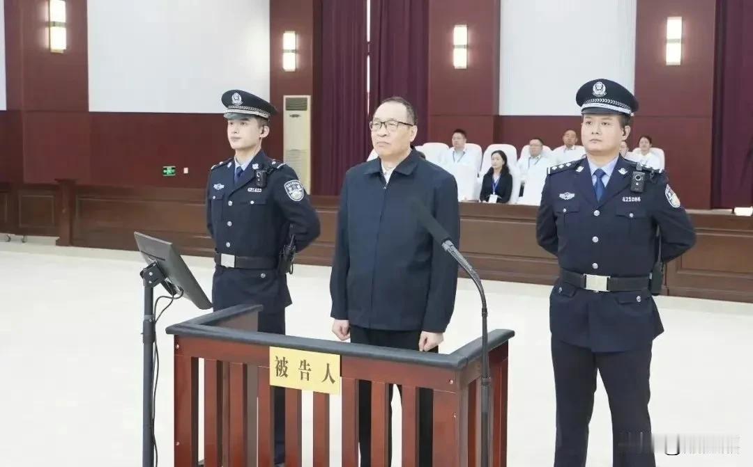 范一飞因贪腐被判死缓，30年受贿史曝光

中国人民银行原副行长范一飞，因长期受贿