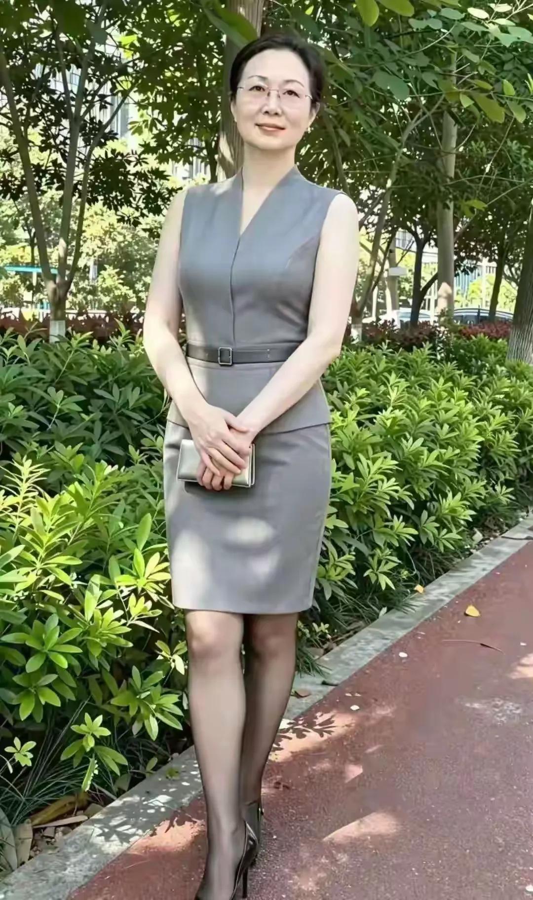 退休后的大姐风韵无限，身材真好啊！作为女人保养很重要，穿衣搭配优雅知性。