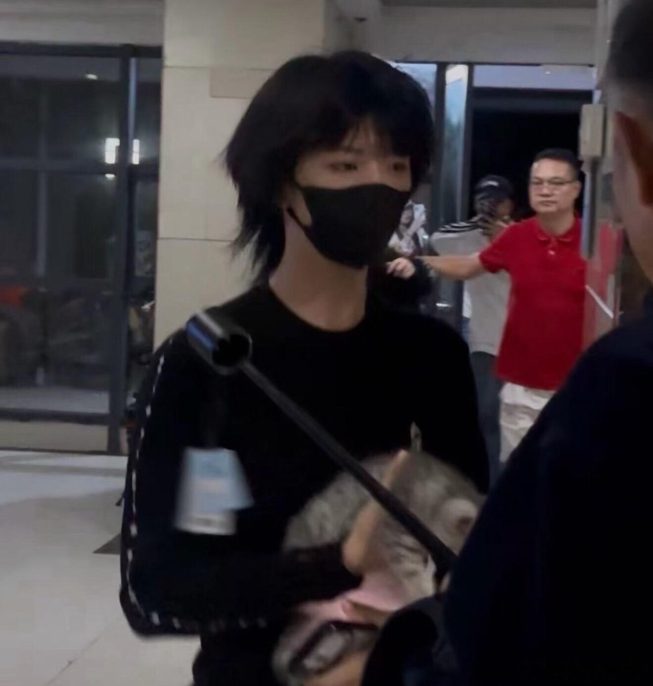 张函瑞妹妹头造型 侧颜镜头定格发丝层次，光线轻轻落在发梢，妹妹头柔和的轮廓，勾勒