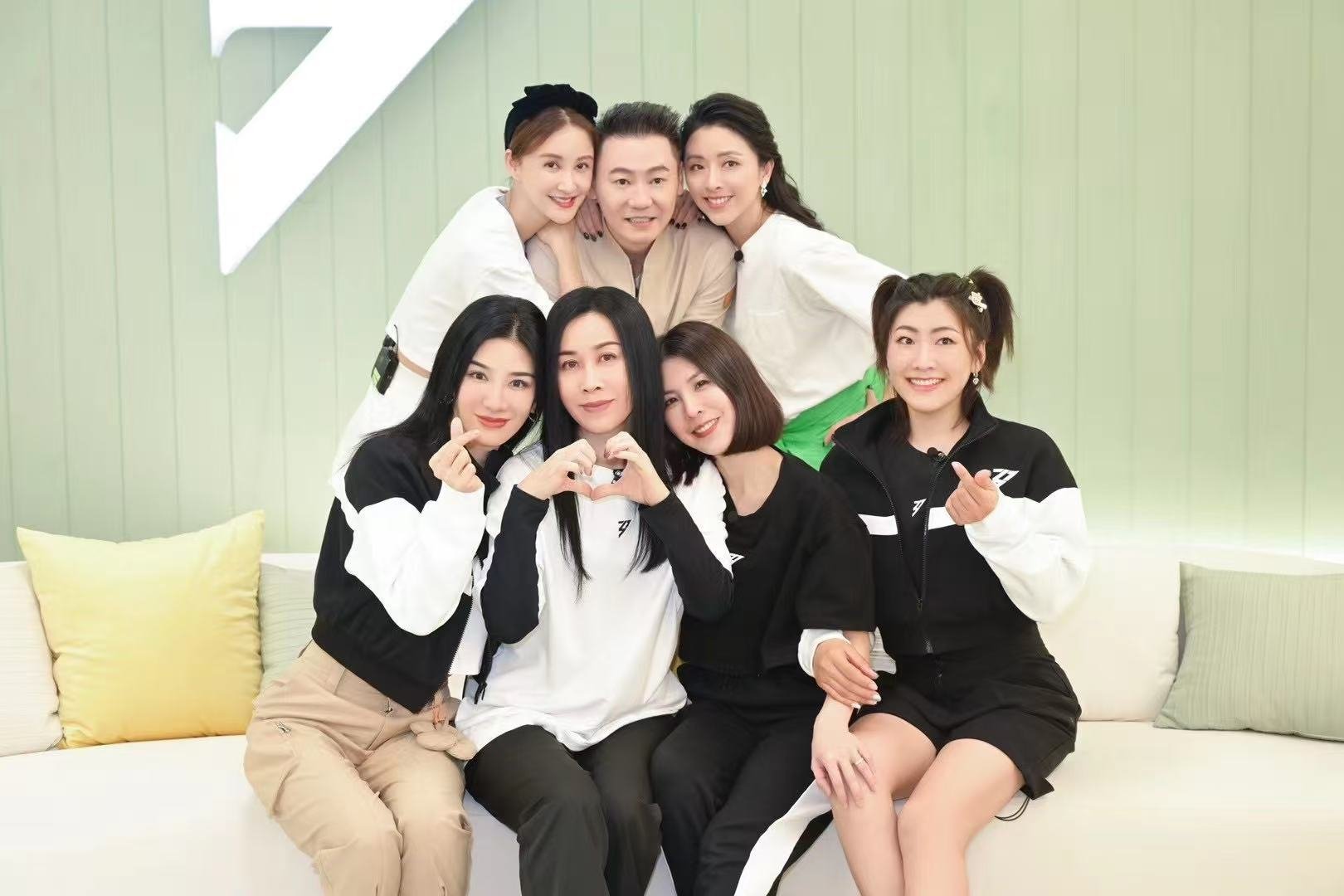 【黄奕连说三个太棒了祝贺徐梦桃】黄奕祝贺徐梦桃夺冠 冬奥获得金牌，曾一起参加浪姐