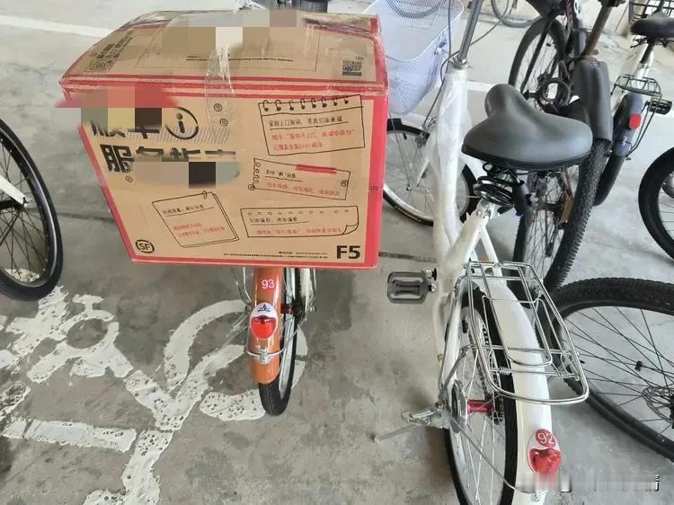 我就是那个笑话的主角

记得以前看到一个笑话：

一女孩刚学骑自行车，还不熟练就