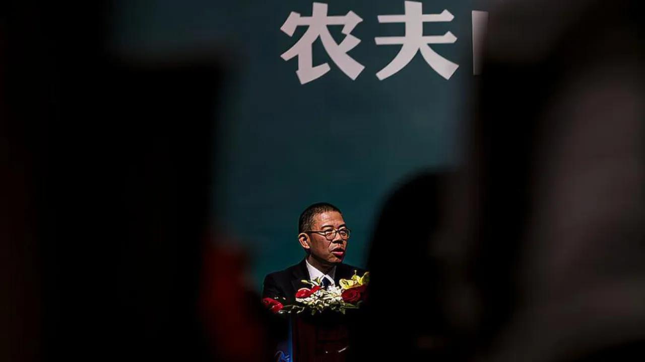 娃哈哈跌倒，农夫山泉吃饱。忙着争产闹的不可开交的娃哈哈，近来是丢人又丢财，线上线