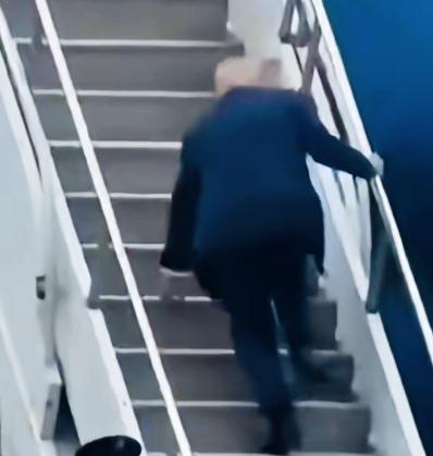 特朗普这是什么情况啊？上飞机台阶这么吃力吗？
特朗普这是上台阶时走的太快了吗？还