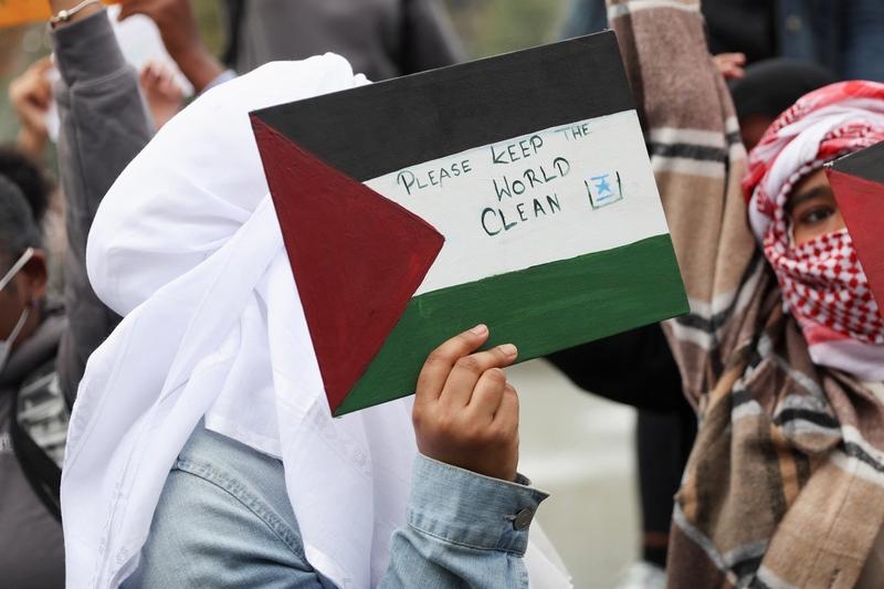 美多地民众集会示威反对对伊军事行动 当地时间2月28日，美国多地热闹非凡，不过不