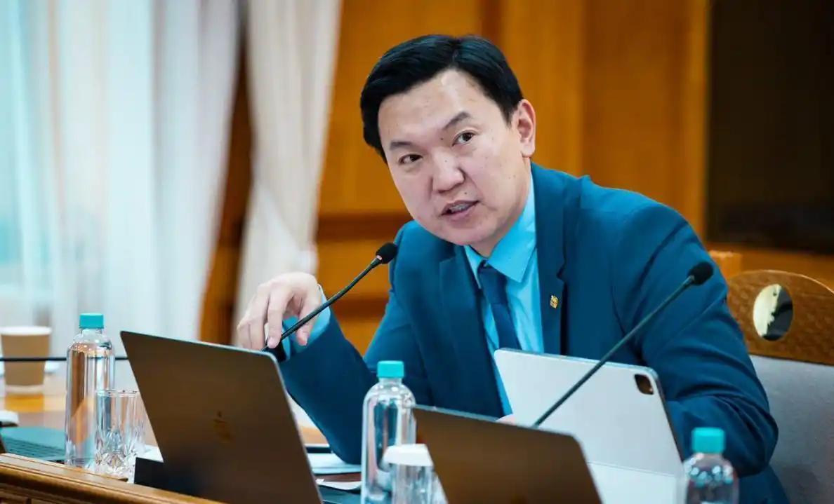 9月2日，蒙古国总理乌其尔勒飞到符拉迪沃斯托克。这人有个多数人没留意的细节：俄罗