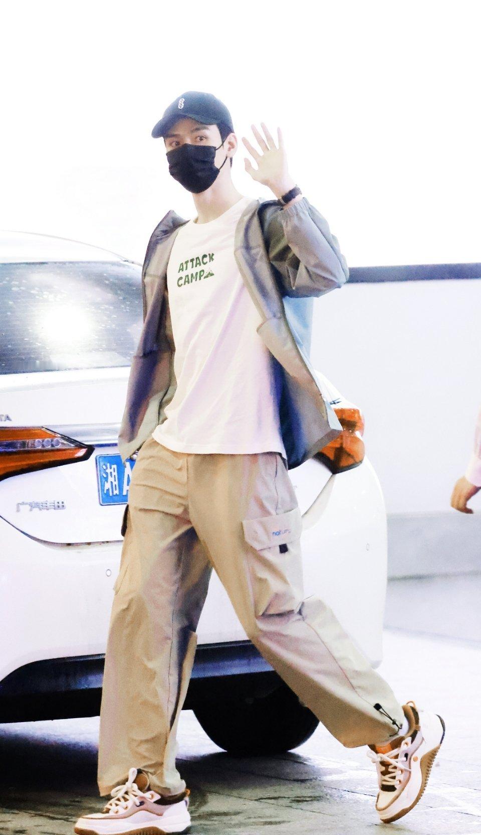 龚俊到长沙啦！祝菌菌子节目录制顺利[打call][打call][打call] ​