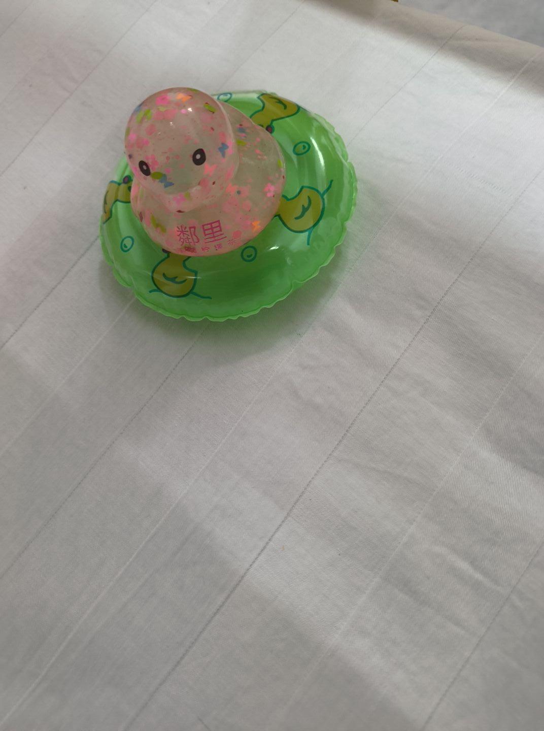 现在的奶茶店真是越来越懂得人心了。昨天我跟我朋友去买了两杯柠檬茶，店里送了我们一