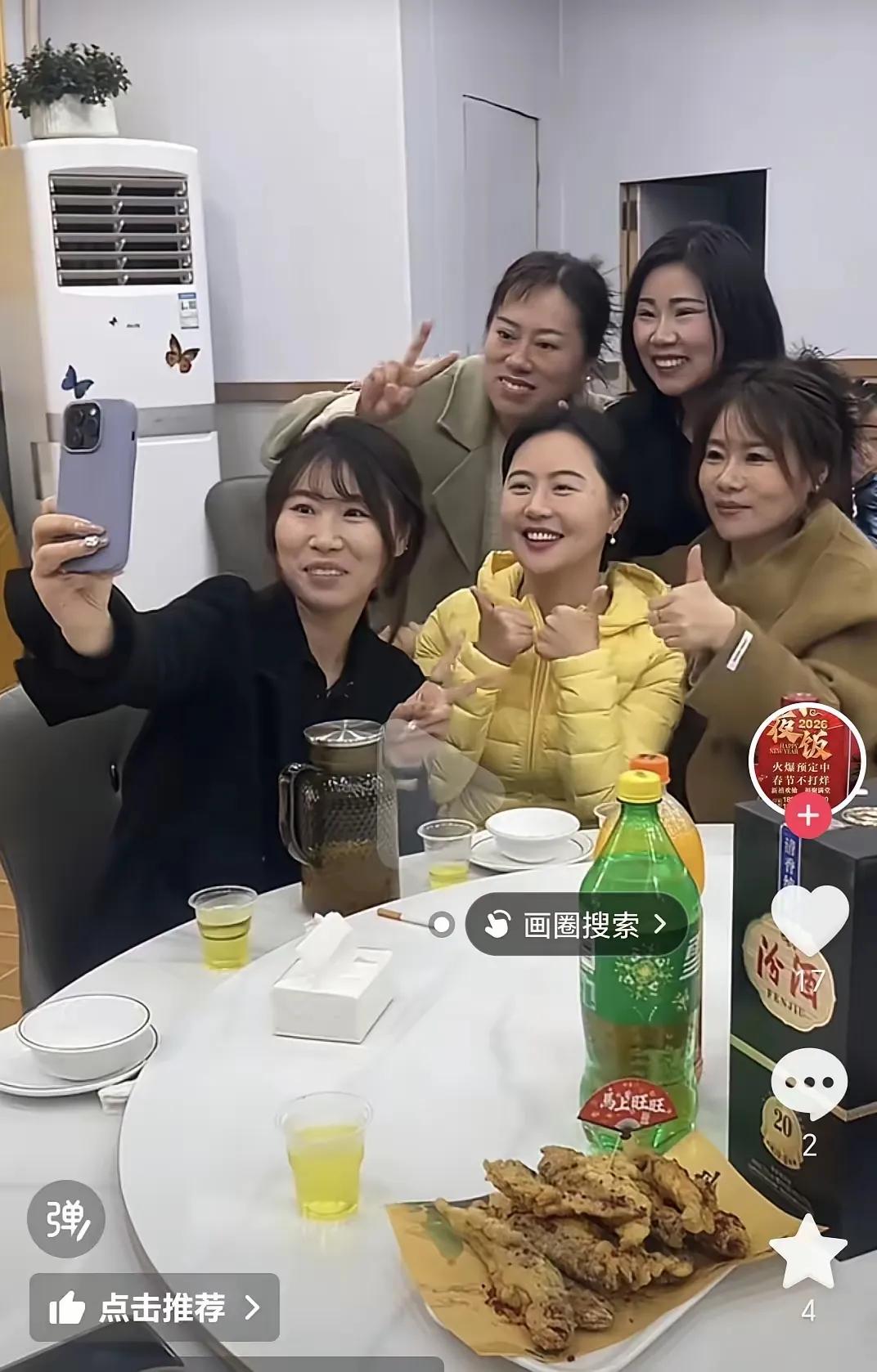 我觉得过年拜年
那么多种新花样
还是应该对父母磕头，然后给父母红包最好



不