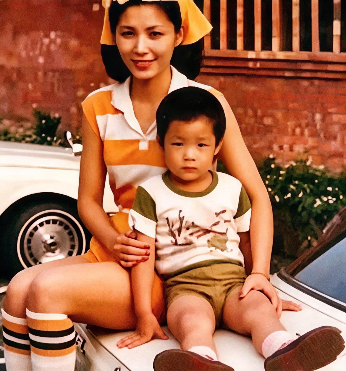 蒋孝严妻子黄美伦有多美？1982年与儿子蒋万安的合影，如花似玉！