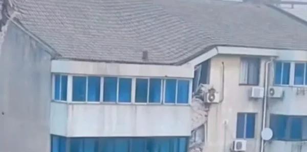 深夜紧急撤离：江苏丹阳小区楼突然沉降
深夜惊魂！江苏丹阳某小区楼体突然开裂，居民