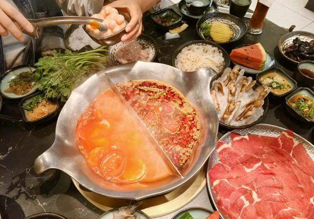 为什么中端火锅活不过小火锅和高端？答案在数据里

当人均50元小火锅狂飙、人均1