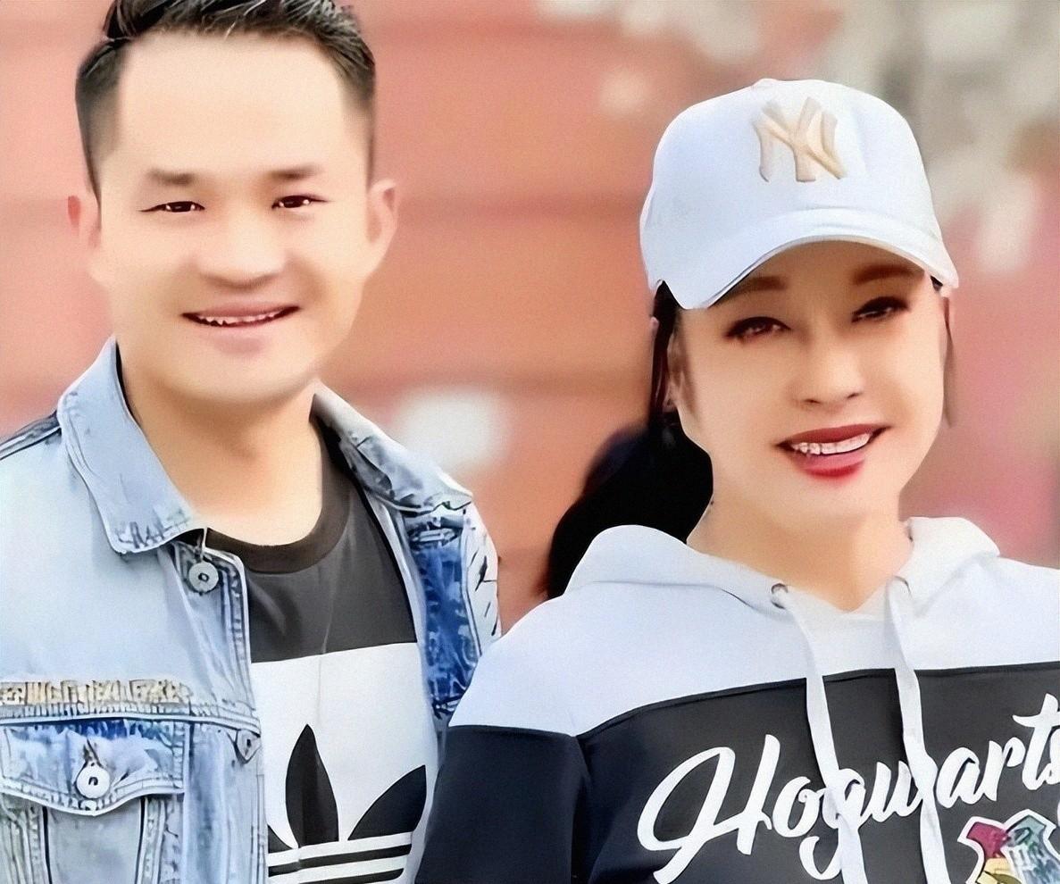 76 岁的刘晓庆还有风流债呀[捂脸]
她小 38 岁的前男友古柯正式起诉她，向她