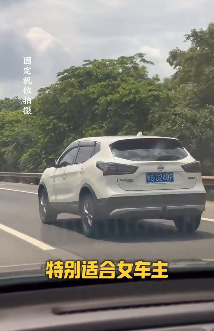 十万出头合资SUV。
十万出头想买一台合资SUV，可以看看日产逍客。开起来最大的