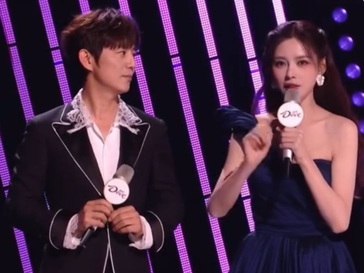 沈梦辰 看得出她是公主沈梦辰今晚的公主蓝色星河长裙好名伶，有这么漂亮的主持人在舞