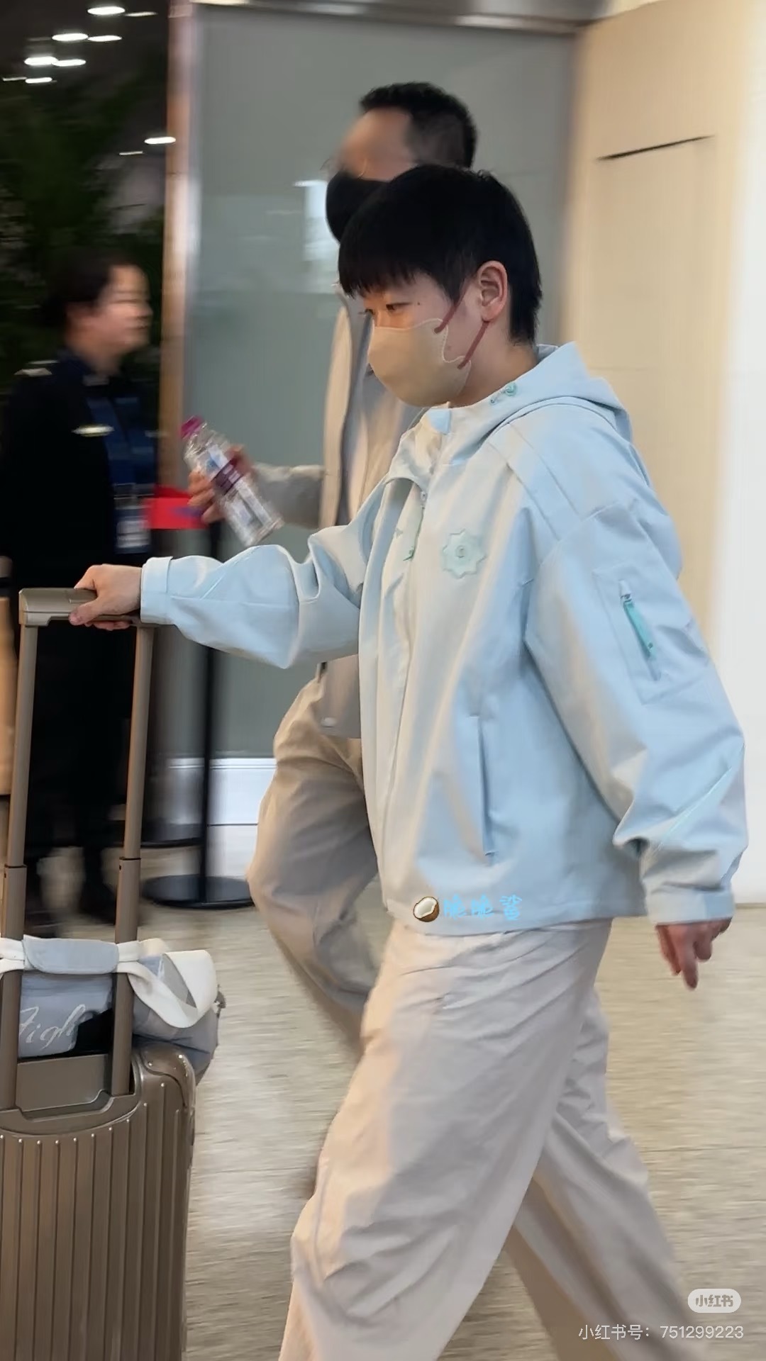 俺们尊贵的世界杯三连冠平安抵达成都孙颖莎创造历史 cr水印 