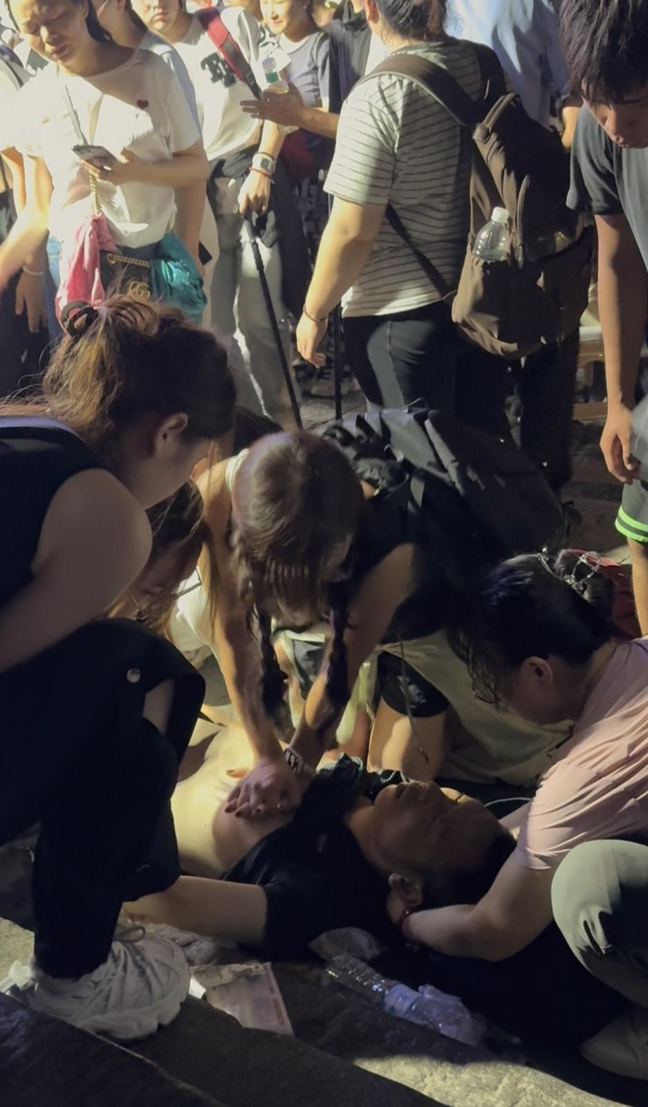 “这才是学医的意义”，泰山凌晨一游客倒地昏迷，90后女护士跪地7分钟持续施救
 
