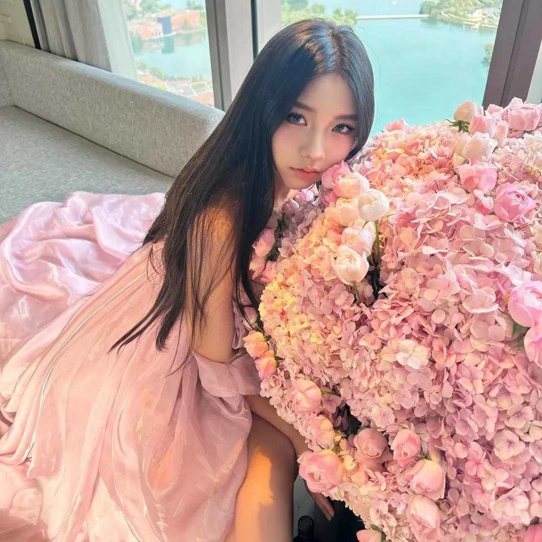 粉妆美人倚花丛，窗外湖光映芳容。粉裙花影 粉纱花衣美人 粉裳倚秋韵 粉裳娇颜 娇