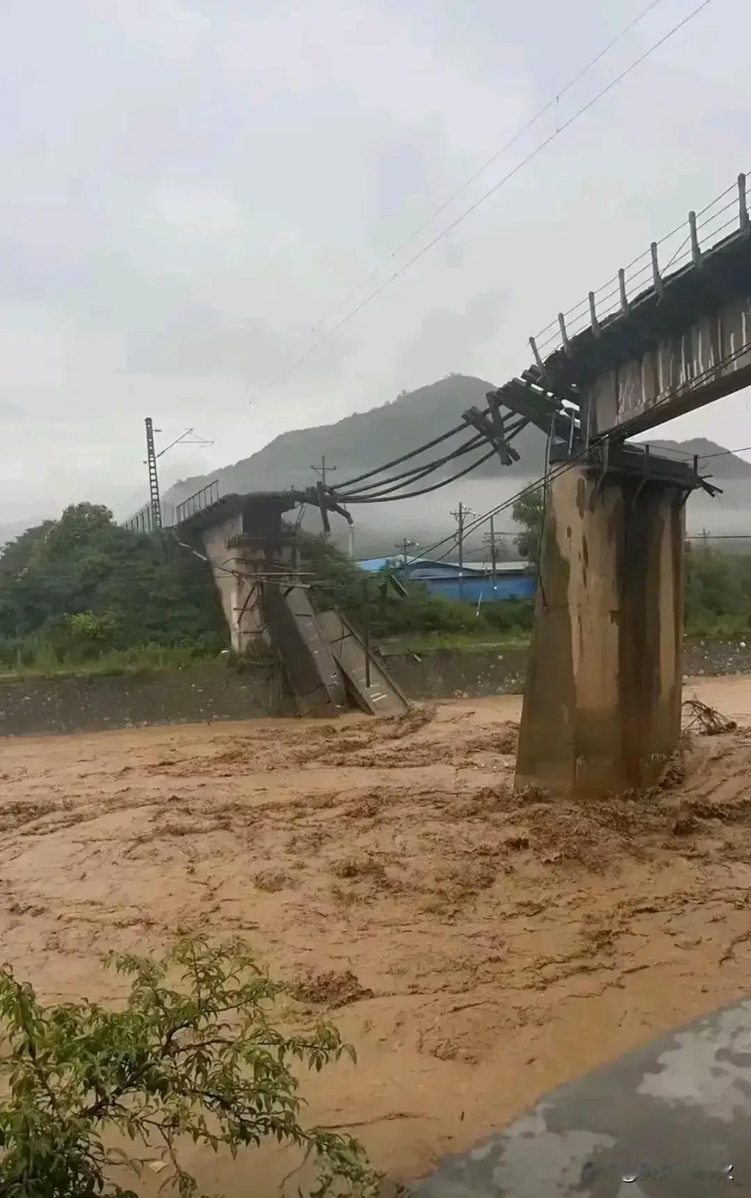 宝成铁路的重要性越来越低，这次水灾虽然造成线路中断，但也只影响四对列车，华北、西