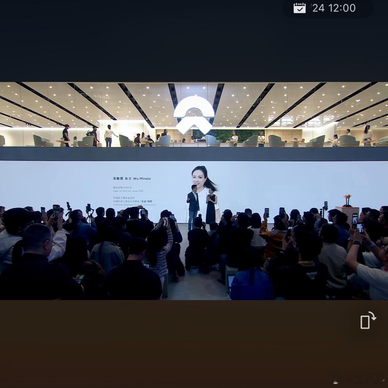 全新ES8 玄金特别版。黑铬外饰，五层金属镀铬饰面。基础版本是在6座行政签名版上