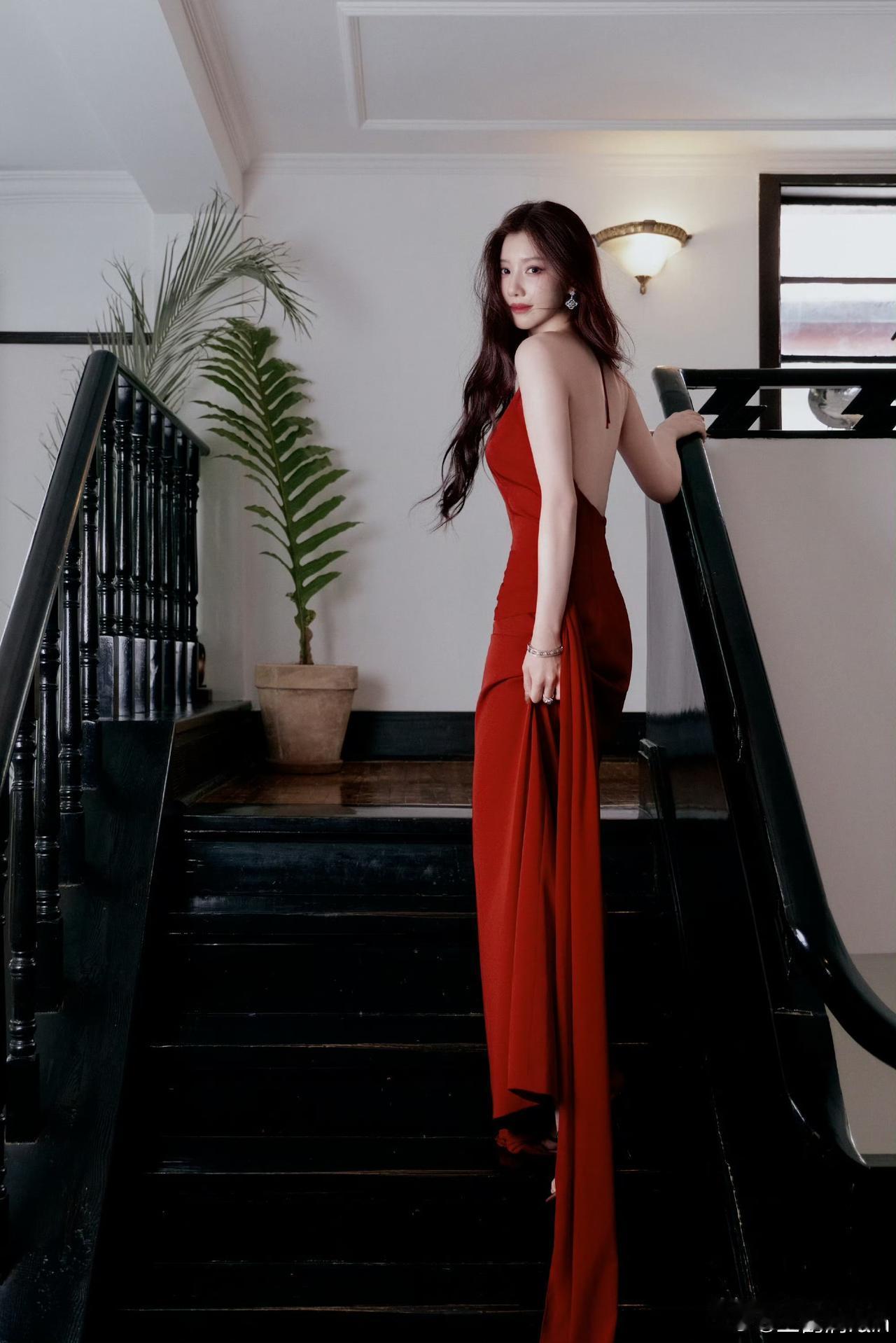 王鹤润，姐姐好喜欢穿红裙啊[爱慕][爱慕]