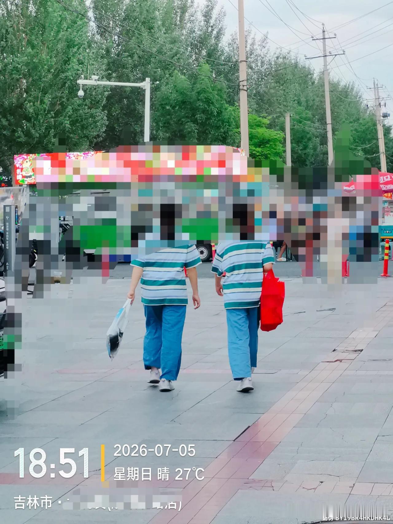 同事的双胞胎女儿2026年高考分数出来以后，都报了山东大学
        曾经