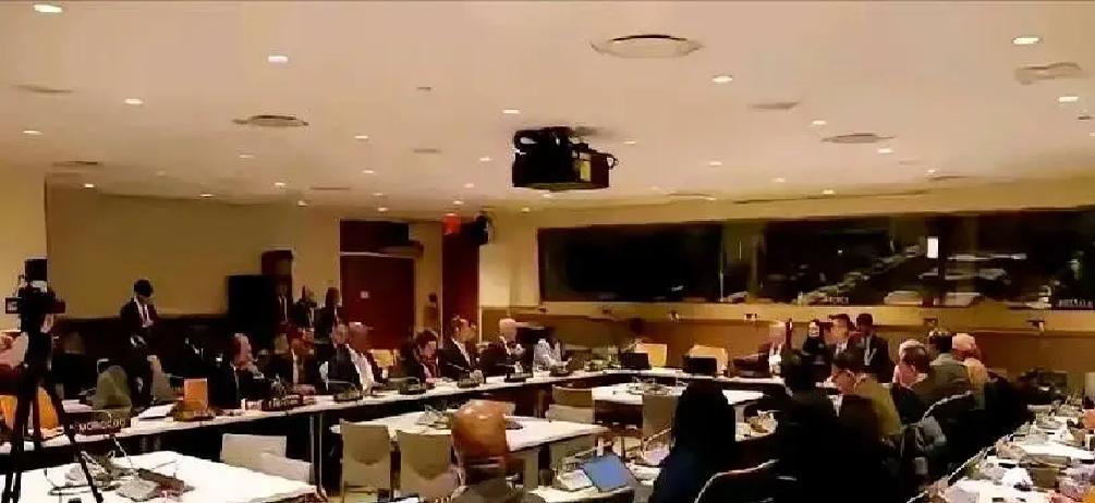 这些年，多边体系的牌局在悄悄换桌。
 
有评论回顾，美国近年先退出部分协定，又削