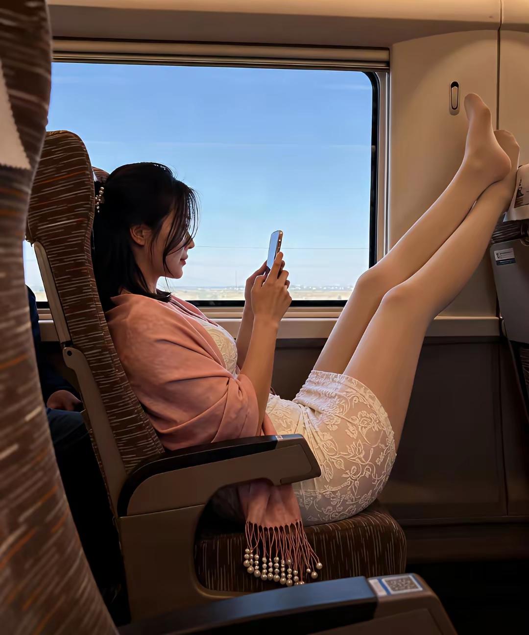 从这一点证明，你讨厌的从来不是广场舞，而是广场舞大妈！

当如果换成穿着超短裙，