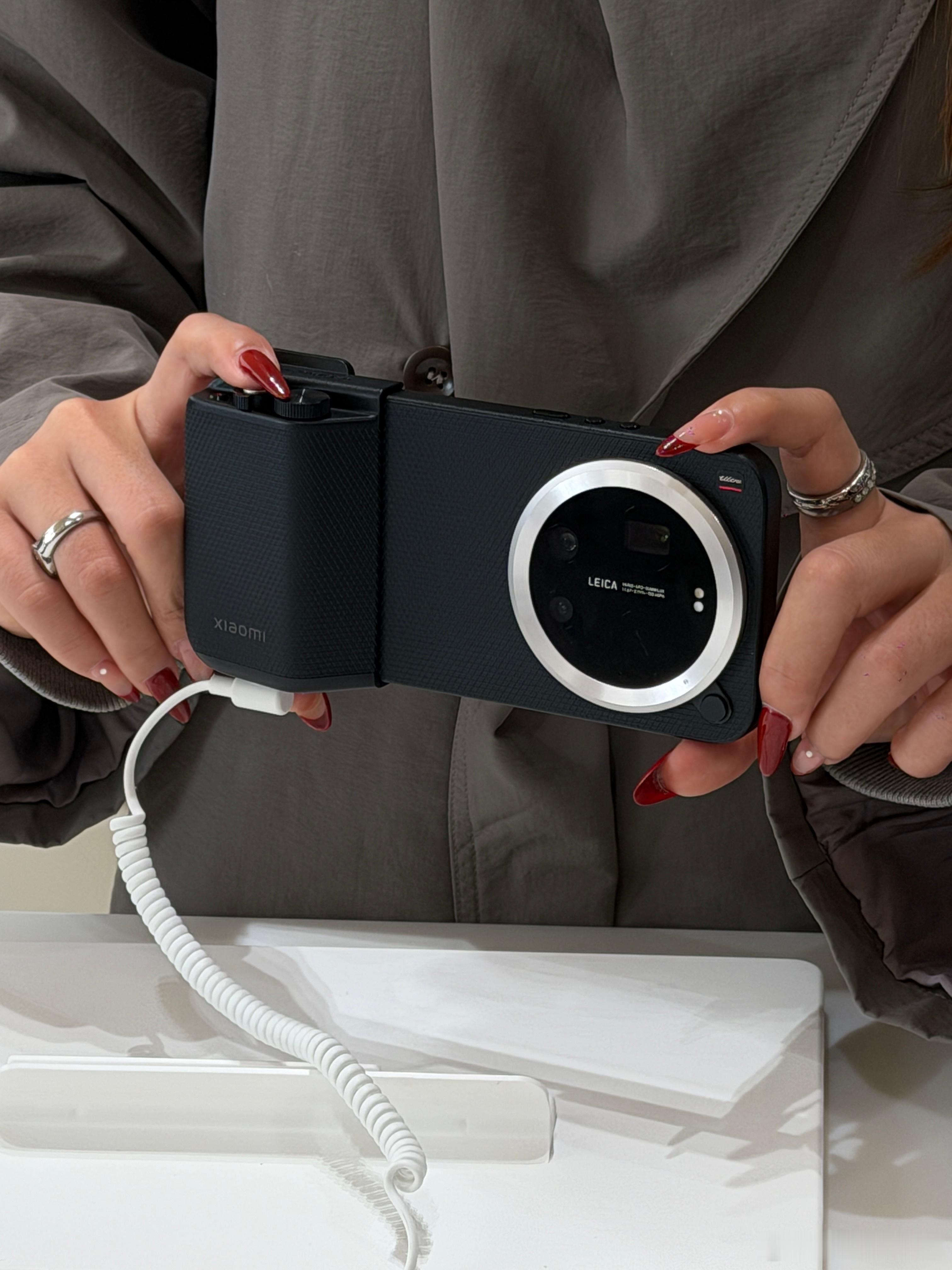 路过我米深圳旗舰店，还以为徕卡在做活动…走近一看，原来是17Ultra首销！店里