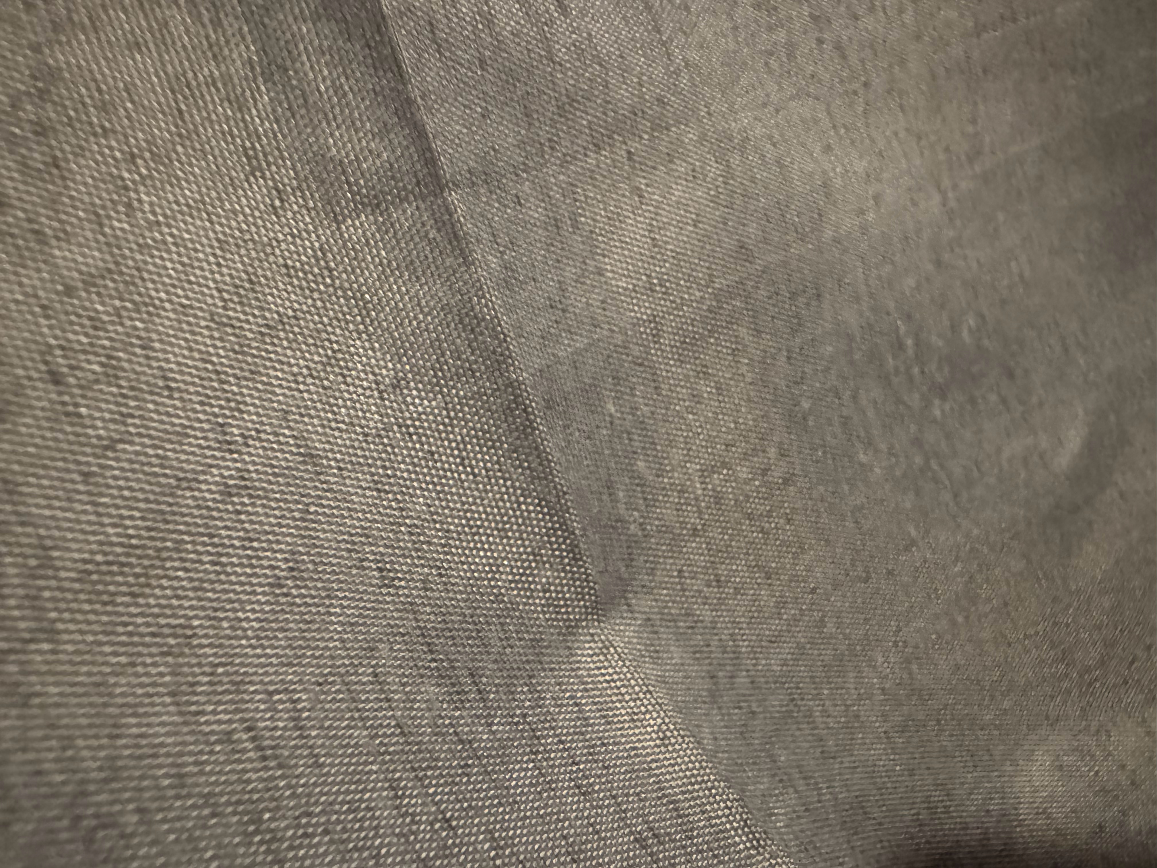 布料是藏在烟火里的温柔，是岁月沉淀的细腻，以万千肌理与色泽，裹覆生活的琐碎，承载