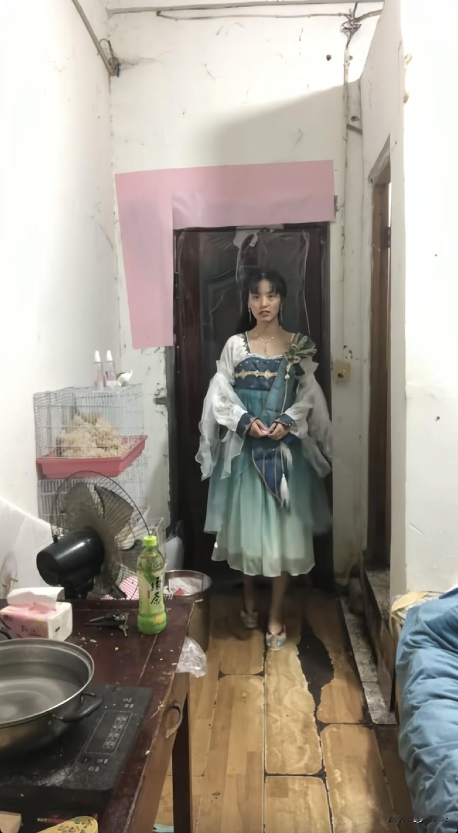 嘴巴闭上，眼神凝聚一下，妥妥的大美人
