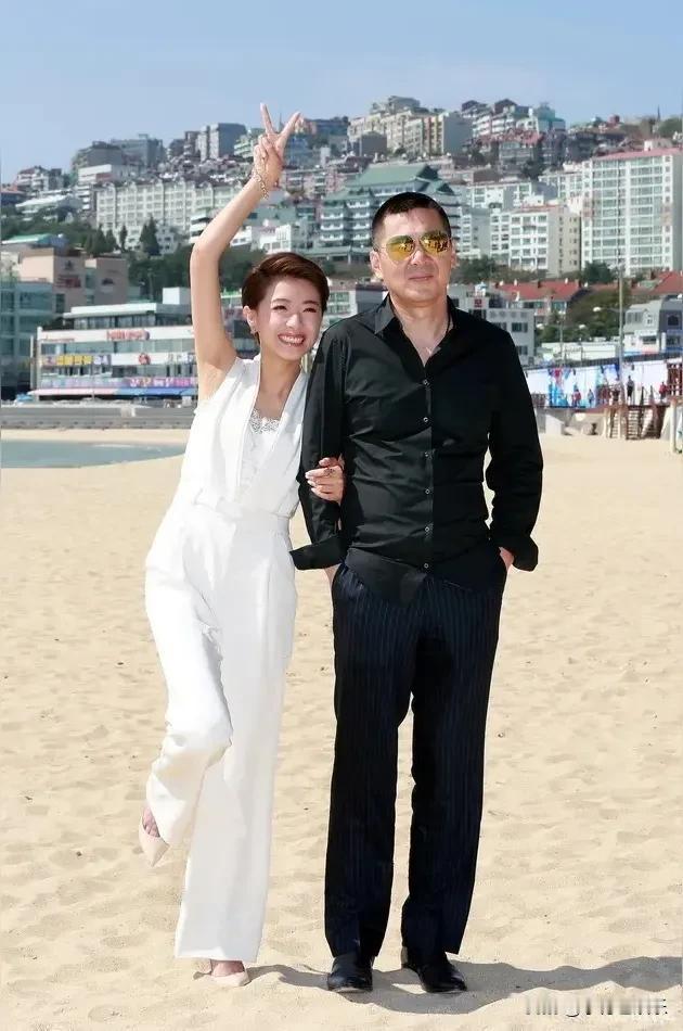 她是谁啊？青春靓丽，她是谁啊？气宇不凡，看上去比蒋勤勤气质还要好。
都来猜猜她是