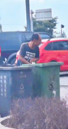 他可能真的需要一条裤衩子。