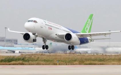 美国这一刀捅的可真够狠！一刀直插C919命脉，中国的商飞C919客机，交付目标被